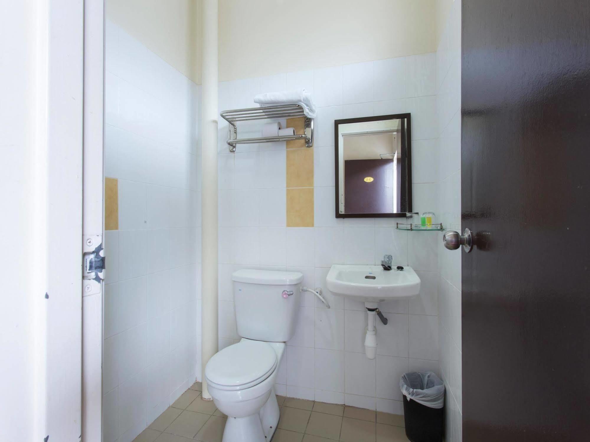 World Youth Hotel Айер Керо Екстериор снимка