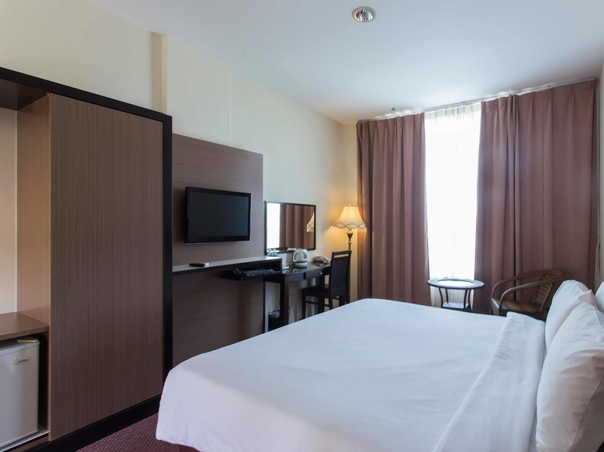 World Youth Hotel Айер Керо Екстериор снимка