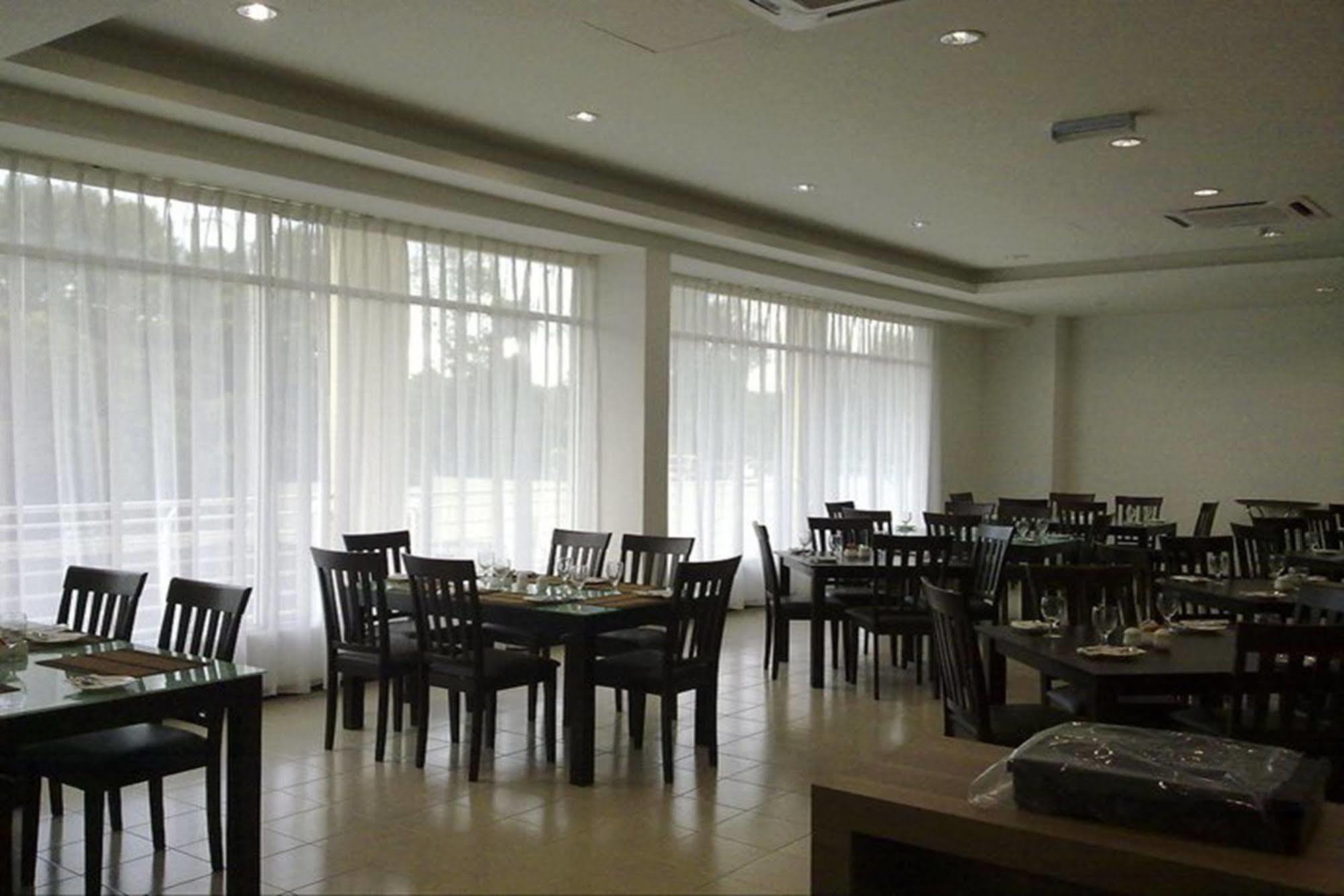 World Youth Hotel Айер Керо Екстериор снимка
