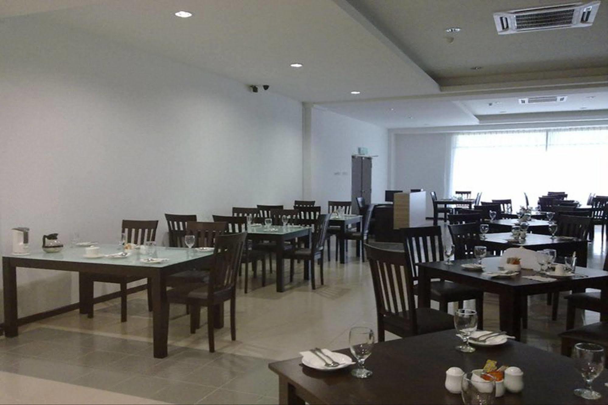 World Youth Hotel Айер Керо Екстериор снимка